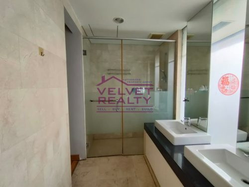 Disewakan Apartemen Royale Springhill Kemayoran 3 BR Luas 196m2 #VR1143